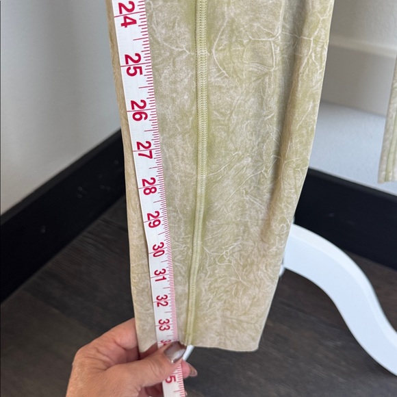 Olive Green tied dyed fast and free lululemon - Picture 4 of 4